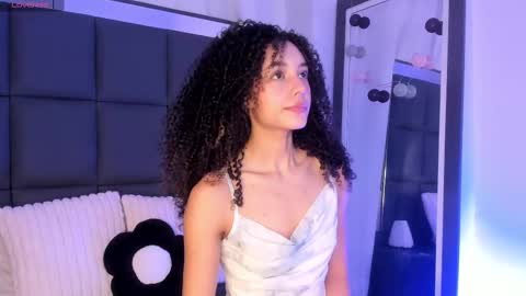 Snapshot of sweetcurly1 chatting on 09/25/25, 11:25 M I A online show from 09/25/25, 11:25