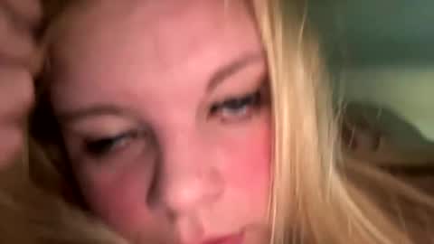 Snapshot of sweetlisa92 chatting on 01/22/25, 01:32 Lisa  online show from 01/22/25, 01:32