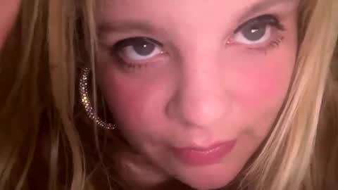Snapshot of sweetlisa92 chatting on 03/11/25, 04:29 Lisa  online show from 03/11/25, 04:29