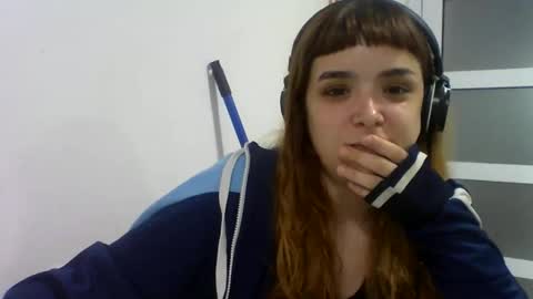 Snapshot of sweetmoonns2 chatting on 10/19/25, 01:17 sweetmoonns2 online show from 10/19/25, 01:17