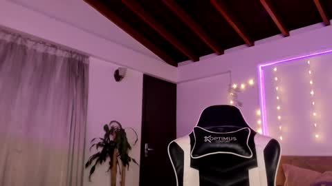 Snapshot of sweett_catt1 chatting on 12/12/24, 05:42 Cat independent model online show from 12/12/24, 05:42