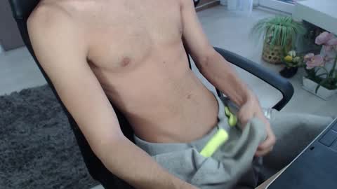 Snapshot of swetlittleboy4u chatting on 09/16/25, 09:32 SwetLittleBoy4u online show from 09/16/25, 09:32