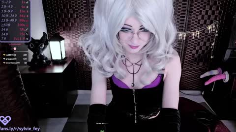 Snapshot of sylvie_fey chatting on 01/12/25, 04:00 Sylvie online show from 01/12/25, 04:00