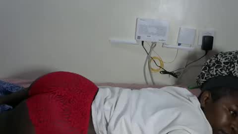 Snapshot of t_rexgirlly1 chatting on 10/31/25, 12:22 Tray online show from 10/31/25, 12:22