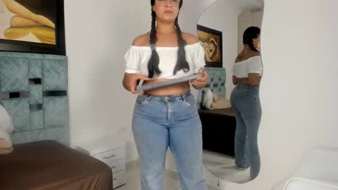 Snapshot of tamaara_lov chatting on 09/23/25, 12:19 tamaara_lov online show from 09/23/25, 12:19
