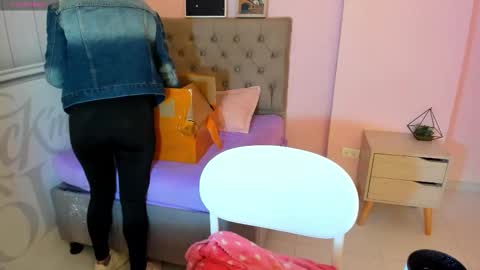 Snapshot of tania_duque chatting on 09/25/25, 01:15 Tania online show from 09/25/25, 01:15
