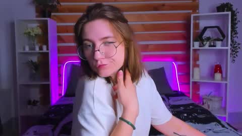Snapshot of tararyann chatting on 09/17/25, 02:13 Tara online show from 09/17/25, 02:13