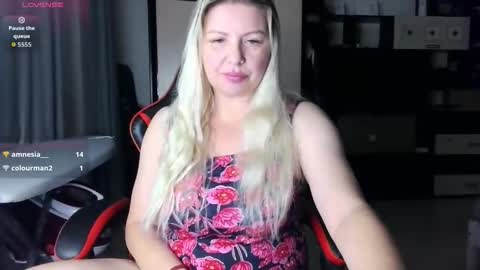 Snapshot of tasha__moon chatting on 10/15/25, 03:34 Tasha Moon online show from 10/15/25, 03:34