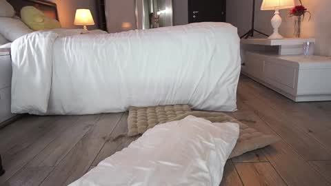 RHEA  pronanciation like Reya   online show from 11/12/25, 01:22