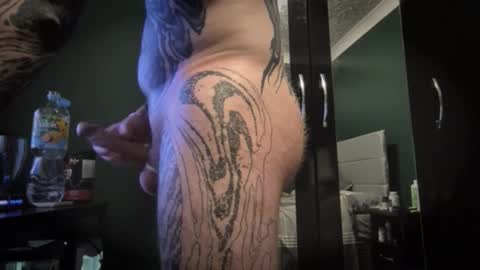 Snapshot of tattooedguyy chatting on 11/30/25, 05:50 TattooedGuy online show from 11/30/25, 05:50