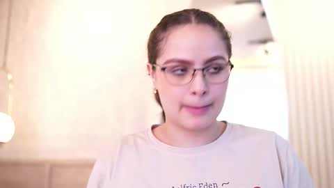 Teylor  Kim online show from 11/01/25, 08:55