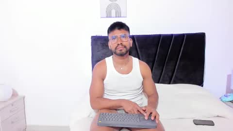 Snapshot of taylormaccurdy_ chatting on 11/04/25, 03:44 taylormaccurdy_ online show from 11/04/25, 03:44