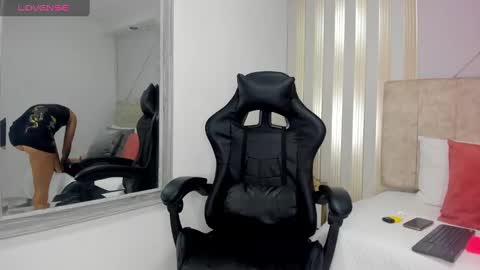 Snapshot of tayra_pradit chatting on 01/10/25, 10:57 tayra online show from 01/10/25, 10:57