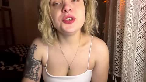 Snapshot of tease_me_now_2025 chatting on 11/16/25, 05:07 Mia online show from 11/16/25, 05:07