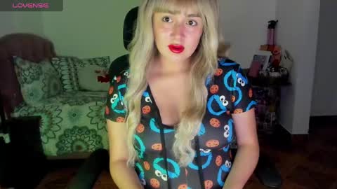 Snapshot of thatgirl2003 chatting on 12/16/24, 11:07 online show from 12/16/24, 11:07