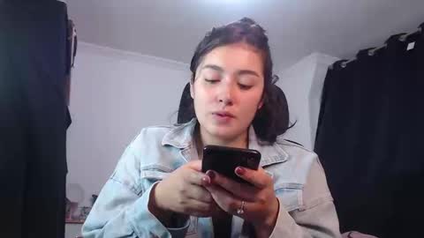 Snapshot of thatgirl2003 chatting on 09/10/25, 03:45 online show from 09/10/25, 03:45