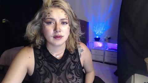 Snapshot of thatgirl2003 chatting on 10/04/25, 04:43 online show from 10/04/25, 04:43