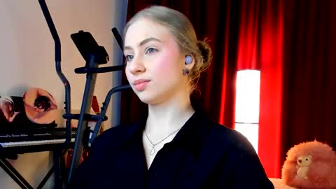 Ally    STREAMING ON TWITCH NOW Check my Twitter for updates online show from 10/16/25, 05:30