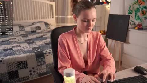 Snapshot of theadrewett chatting on 10/10/25, 06:07 Emma online show from 10/10/25, 06:07