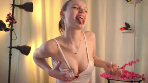 Snapshot of theadrewett chatting on 10/15/25, 04:12 Emma online show from 10/15/25, 04:12