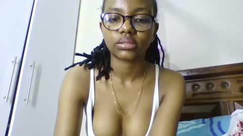 Snapshot of theequinn chatting on 09/28/25, 04:45 theequinn online show from 09/28/25, 04:45