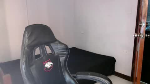 Snapshot of thefriskyasian chatting on 01/02/25, 04:56 Jaycee online show from 01/02/25, 04:56