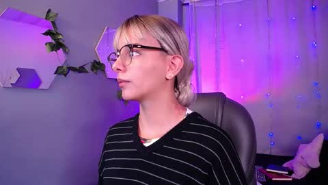 Snapshot of thegodmother_gh chatting on 10/29/25, 03:42 Peyton online show from 10/29/25, 03:42