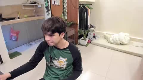 Green online show from 11/06/25, 05:52