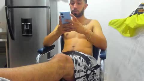 Snapshot of thehousedog chatting on 01/18/25, 02:03 thehousedog online show from 01/18/25, 02:03