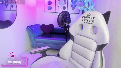 Snapshot of theia_moon_ chatting on 10/01/25, 12:33 Theia online show from 10/01/25, 12:33