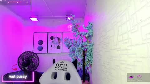 Snapshot of theia_moon_ chatting on 11/04/25, 12:37 Theia online show from 11/04/25, 12:37