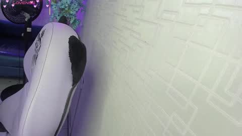 Snapshot of theia_moon_ chatting on 11/15/25, 02:42 Theia online show from 11/15/25, 02:42