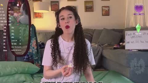 Snapshot of thewillownest chatting on 10/20/25, 05:13 thewillownest online show from 10/20/25, 05:13