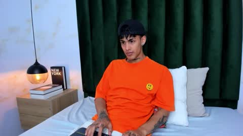 Snapshot of thiago_hard chatting on 10/21/25, 08:31 Thiago online show from 10/21/25, 08:31