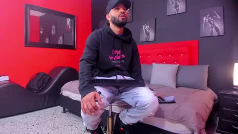 Thia Gomez online show from 10/25/25, 12:23