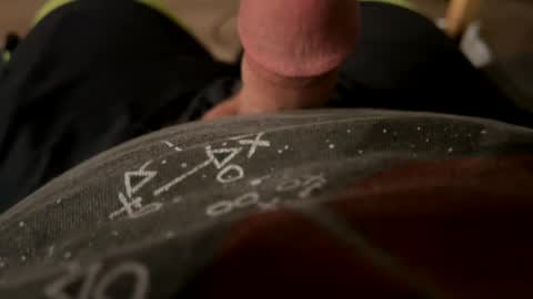 Snapshot of thickboylikestostroke chatting on 12/31/24, 12:04 thickboylikestostroke online show from 12/31/24, 12:04