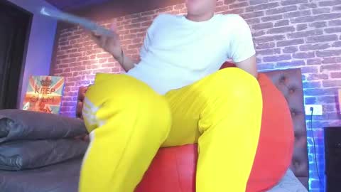 Snapshot of thomas_may4rs chatting on 02/21/25, 04:18 ---Thomas--- online show from 02/21/25, 04:18