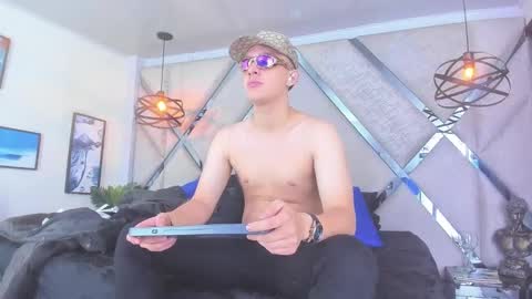 Snapshot of thomas_may4rs chatting on 02/25/25, 04:24 ---Thomas--- online show from 02/25/25, 04:24