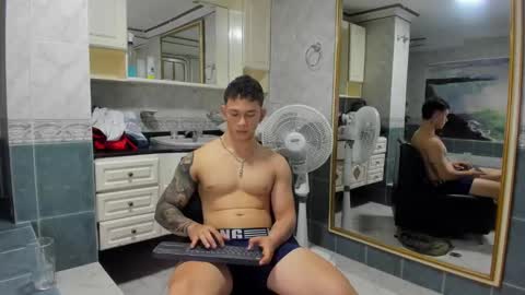 Snapshot of thomas_moon_ chatting on 09/13/25, 01:11 Thomas online show from 09/13/25, 01:11