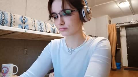 Snapshot of thorashortle chatting on 10/15/25, 01:00 Grace online show from 10/15/25, 01:00