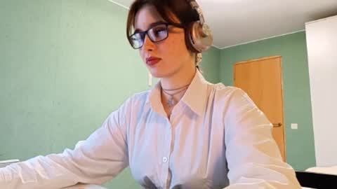 Snapshot of thorashortle chatting on 10/19/25, 12:39 Grace online show from 10/19/25, 12:39
