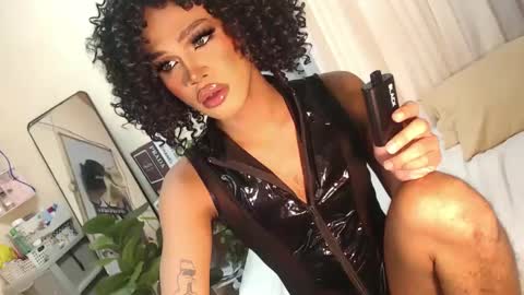 Snapshot of tiara_perezx chatting on 12/16/24, 01:42 Sam online show from 12/16/24, 01:42