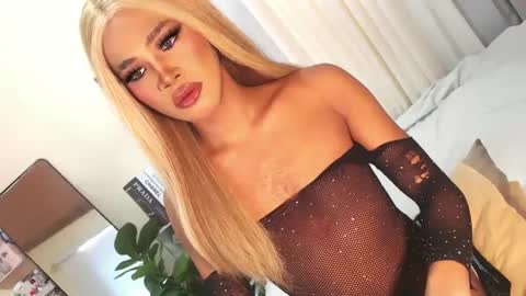 Snapshot of tiara_perezx chatting on 12/21/24, 12:42 Sam online show from 12/21/24, 12:42
