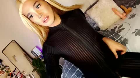 Snapshot of tiara_perezx chatting on 02/05/25, 06:46 Sam online show from 02/05/25, 06:46