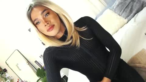 Snapshot of tiara_perezx chatting on 02/27/25, 02:32 Sam online show from 02/27/25, 02:32