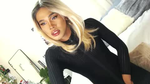 Snapshot of tiara_perezx chatting on 02/27/25, 05:34 Sam online show from 02/27/25, 05:34