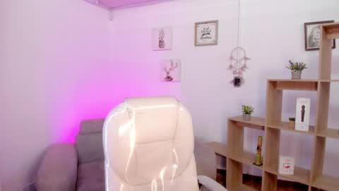 Snapshot of tiarha_ chatting on 02/18/25, 07:43 Tiarha online show from 02/18/25, 07:43