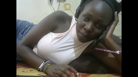 Snapshot of tight_pussie chatting on 10/17/25, 08:06 tight_pussie online show from 10/17/25, 08:06