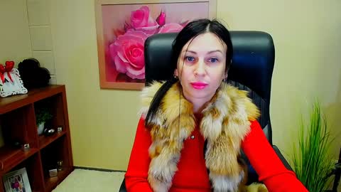 Snapshot of timeparadice chatting on 12/18/24, 12:07 Luisa online show from 12/18/24, 12:07