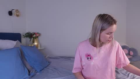 tinasiner online show from 09/29/25, 04:01